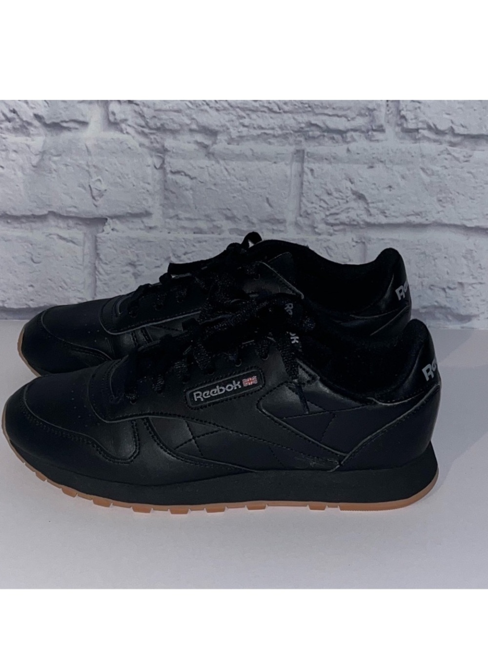 Reebok Classic Leather Junior Boys Size 6.5 Black Tan bottoms Gum bottom